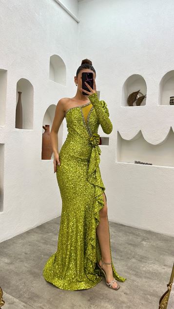 Vestido de noche amarillo de tul con volantes en el pecho bordado con lentejuelas
