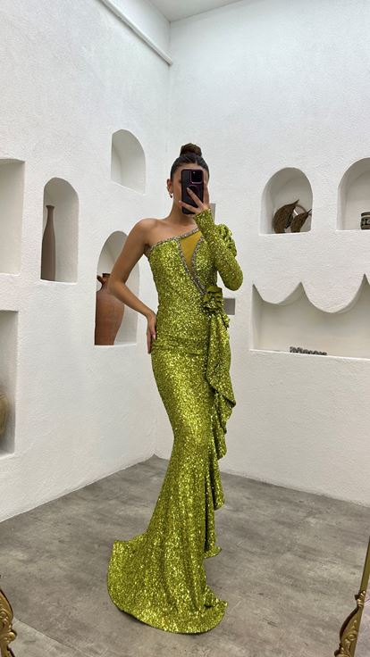 Vestido de noche amarillo de una sola manga con volantes  corpiño adornado con tul y lentejuelas 