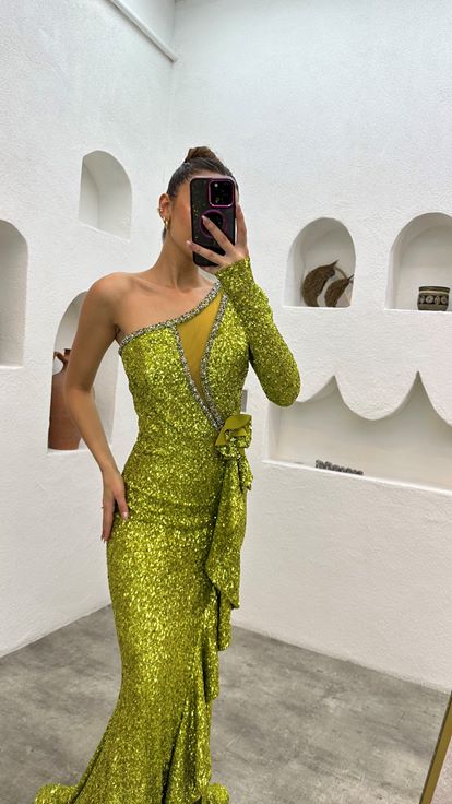 Vestido de noche amarillo de una sola manga con volantes  corpiño adornado con tul y lentejuelas 