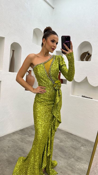 Vestido de noche amarillo de una sola manga con volantes  corpiño adornado con tul y lentejuelas 