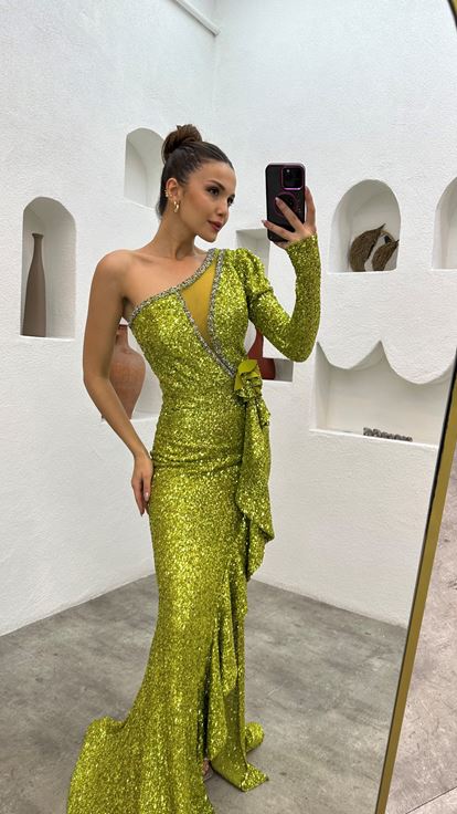 Vestido de noche amarillo de una sola manga con volantes  corpiño adornado con tul y lentejuelas 