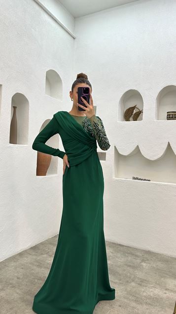 Vestido de noche drapeado bordado con detalle de tul esmeralda