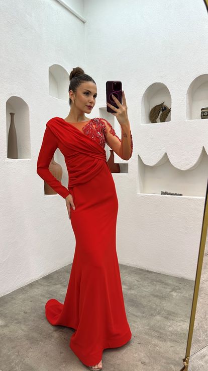 Rotes, detailliertes, besticktes, drapiertes Abendkleid aus Tüll