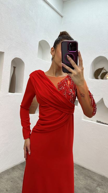 Rotes, detailliertes, besticktes, drapiertes Abendkleid aus Tüll