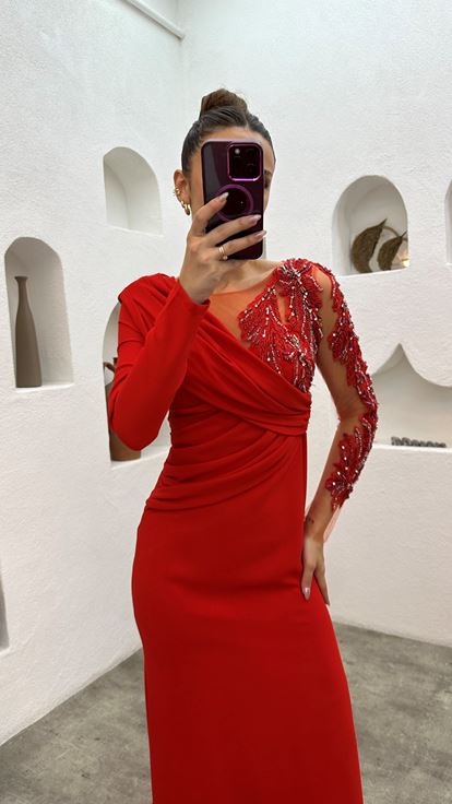 Rotes, detailliertes, besticktes, drapiertes Abendkleid aus Tüll