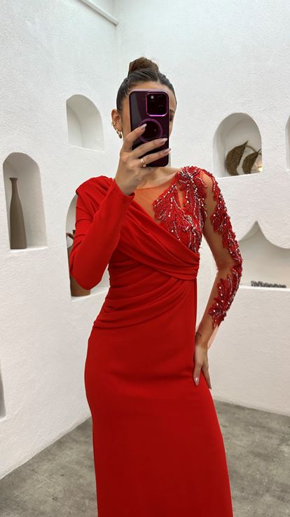 Rotes, detailliertes, besticktes, drapiertes Abendkleid aus Tüll