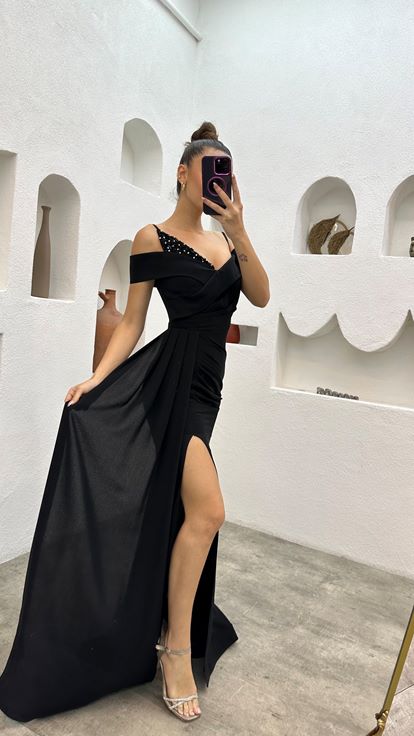 Siyah İp Askılı Göğüsü Taşlı Abiye Elbise