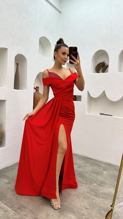 فستان سهرة أحمر بحمالات رفيعة وصدر مزين