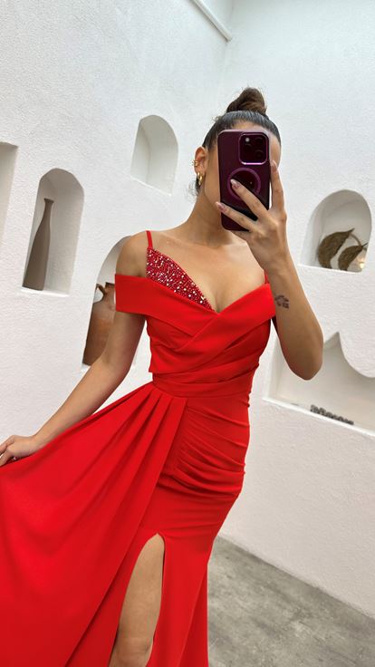 فستان سهرة أحمر بحمالات رفيعة وصدر مزين