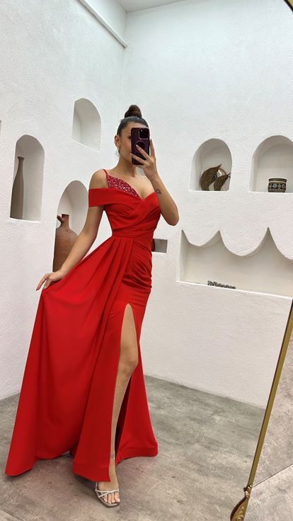 فستان سهرة أحمر بحمالات رفيعة وصدر مزين