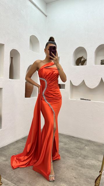 Vestido de noche bordado en la cintura con cuello barco naranja