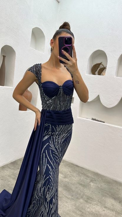 Vestido de noche drapeado azul marino bordado