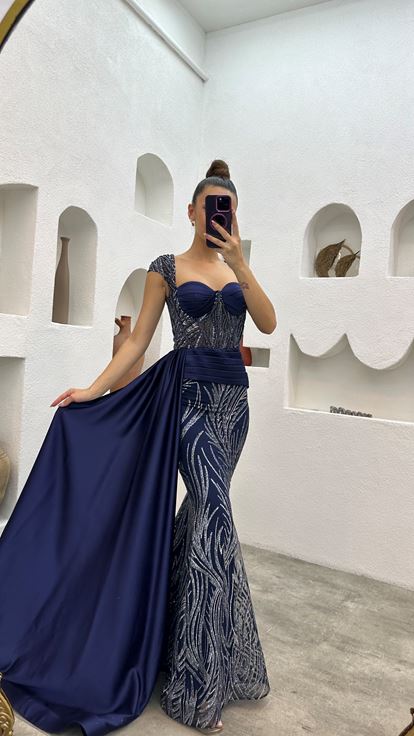 Vestido de noche drapeado azul marino bordado