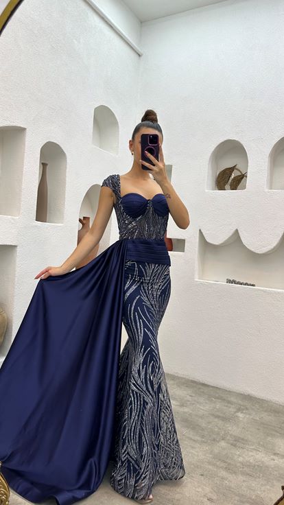 Vestido de noche drapeado azul marino bordado