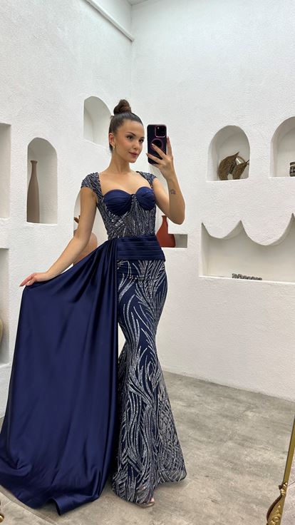 Vestido de noche drapeado azul marino bordado