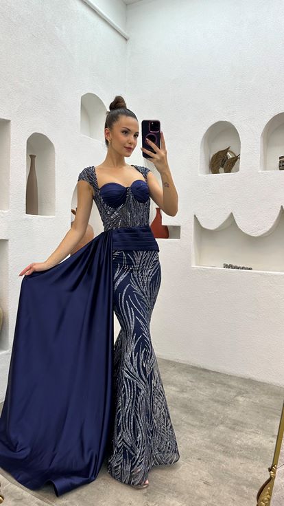 Vestido de noche drapeado azul marino bordado