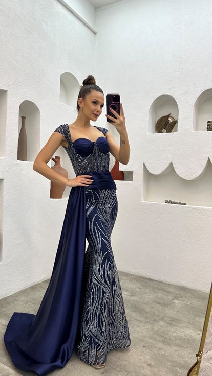 Vestido de noche drapeado azul marino bordado