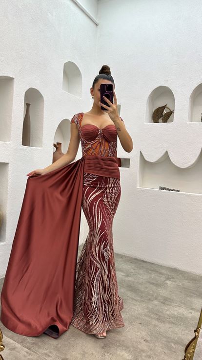 Vestido de noche drapeado con bordado de azulejos