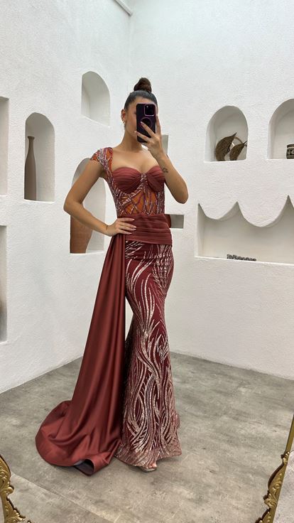 Vestido de noche drapeado con bordado de azulejos