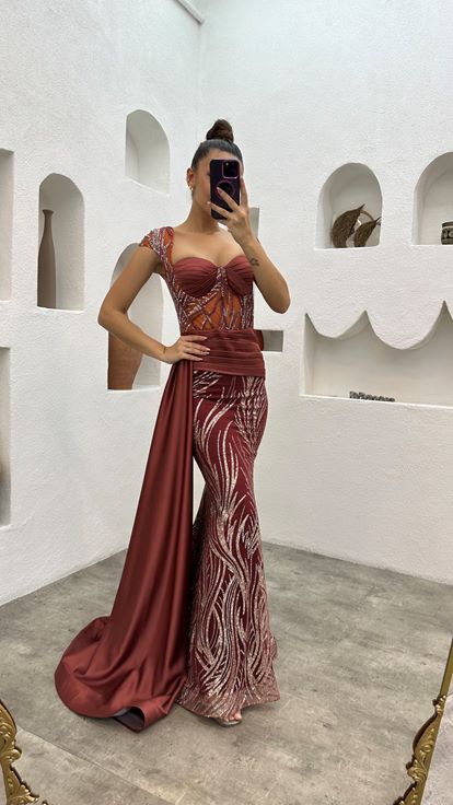 Vestido de noche drapeado con bordado de azulejos