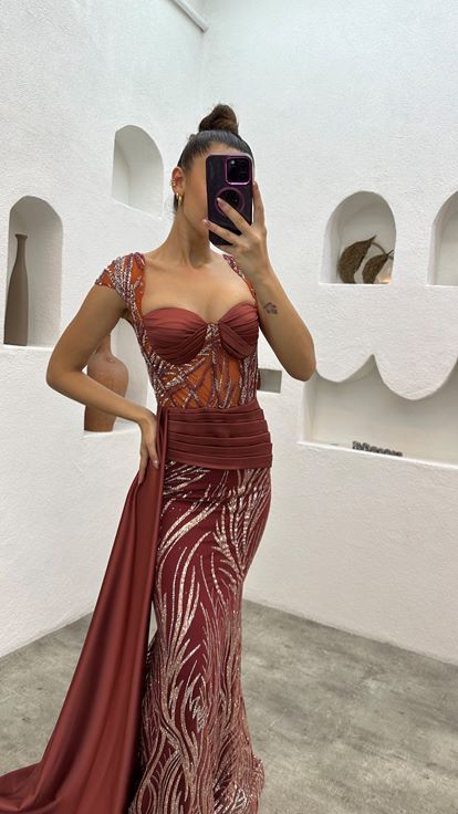 Vestido de noche drapeado con bordado de azulejos