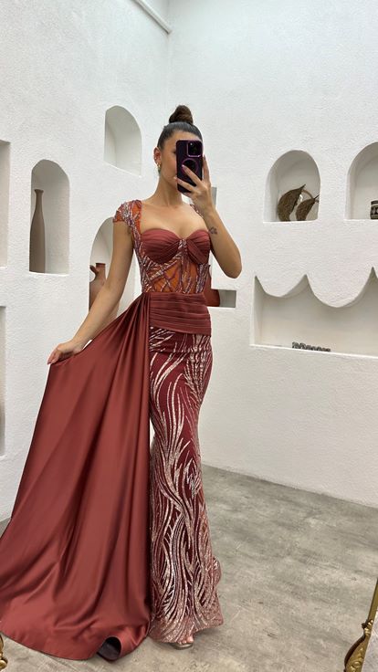 Vestido de noche drapeado con bordado de azulejos