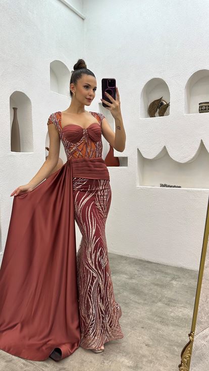 Vestido de noche drapeado con bordado de azulejos