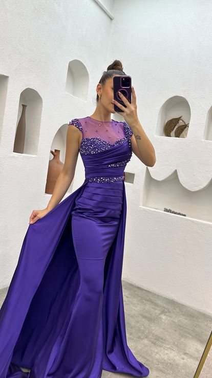 Abito di raso drappeggiato ricamato in pietra viola