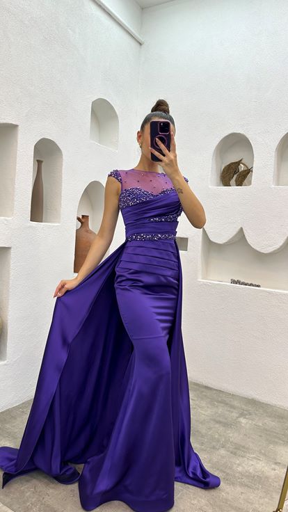 Abito di raso drappeggiato ricamato in pietra viola