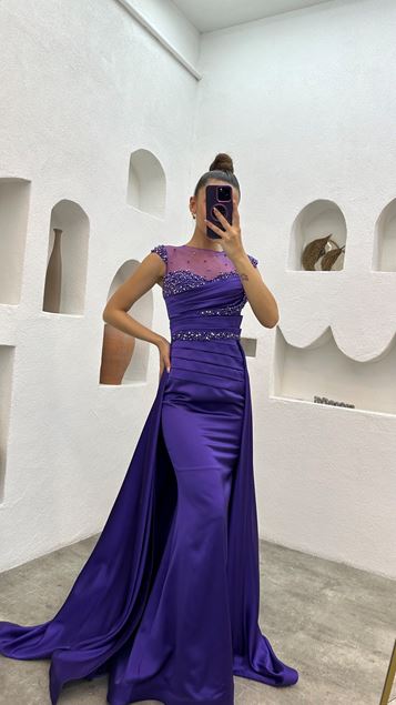 Abito di raso drappeggiato ricamato in pietra viola