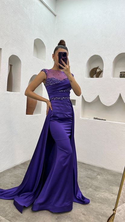 Abito di raso drappeggiato ricamato in pietra viola