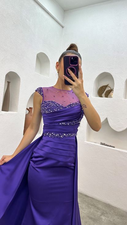 Abito di raso drappeggiato ricamato in pietra viola