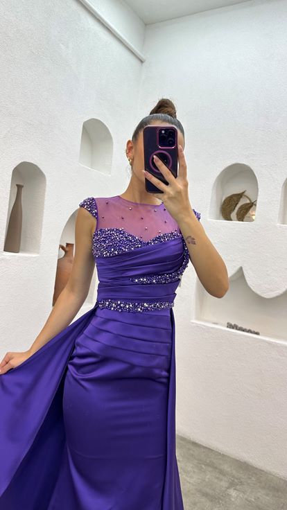 Abito di raso drappeggiato ricamato in pietra viola