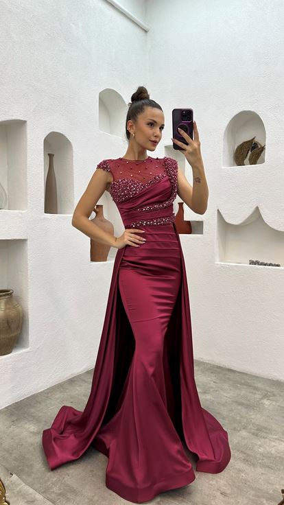 Vestido de satén drapeado bordado con piedra burdeos