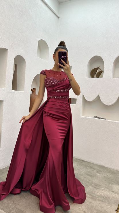 Vestido de satén drapeado bordado con piedra burdeos