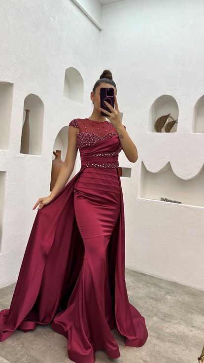 Vestido de satén drapeado bordado con piedra burdeos