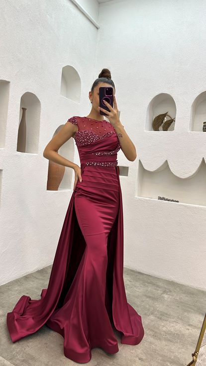 Vestido de satén drapeado bordado con piedra burdeos