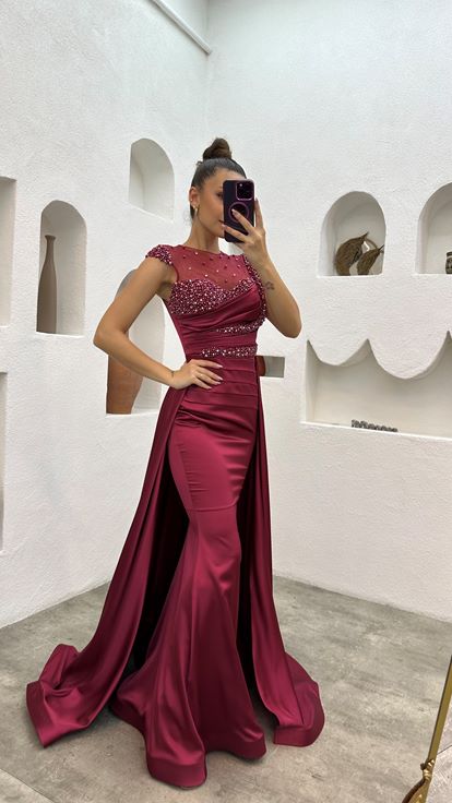 Vestido de satén drapeado bordado con piedra burdeos