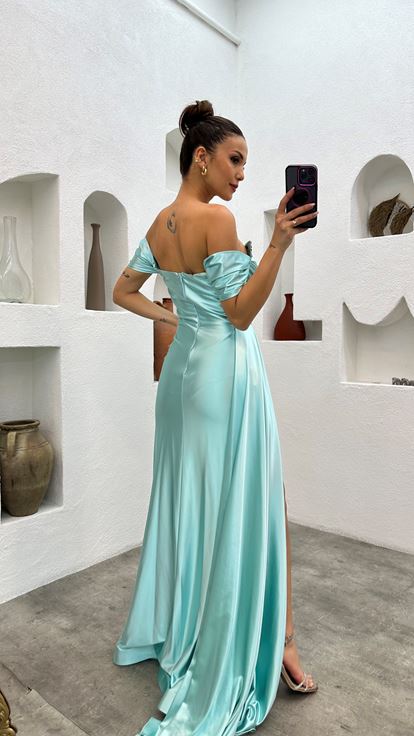 فستان سهرة من الساتان مزين باللون الفيروزي بدون حمالات