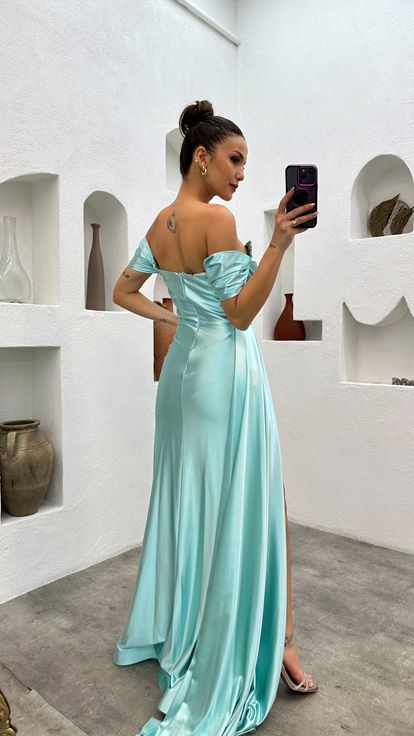 فستان سهرة من الساتان مزين باللون الفيروزي بدون حمالات