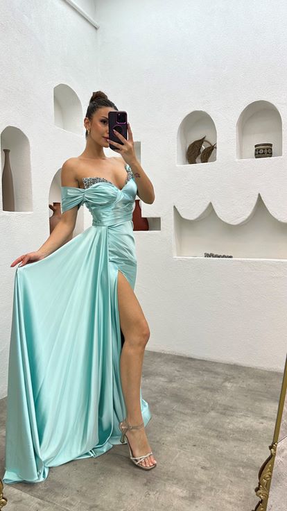 فستان سهرة من الساتان مزين باللون الفيروزي بدون حمالات