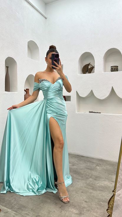 فستان سهرة من الساتان مزين باللون الفيروزي بدون حمالات