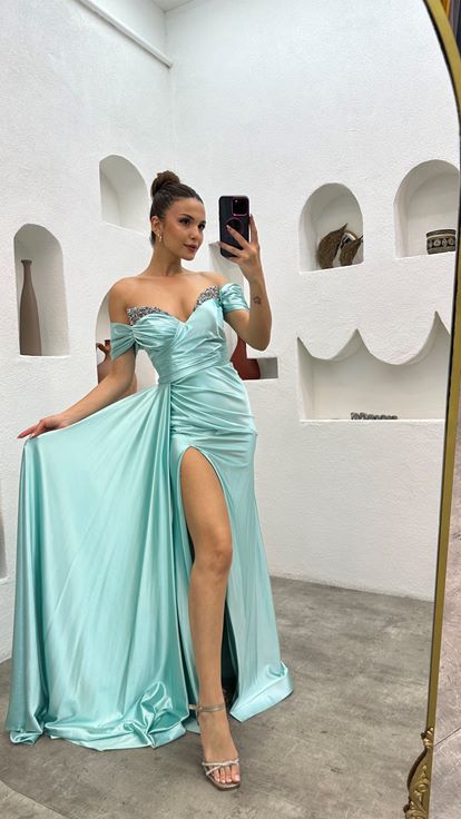 فستان سهرة من الساتان مزين باللون الفيروزي بدون حمالات