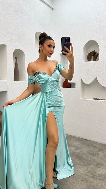 فستان سهرة من الساتان مزين باللون الفيروزي بدون حمالات