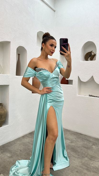 فستان سهرة من الساتان مزين باللون الفيروزي بدون حمالات