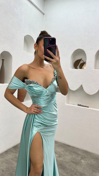 فستان سهرة من الساتان مزين باللون الفيروزي بدون حمالات