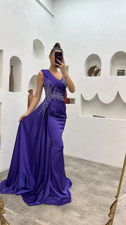 فستان سهرة ساتان بتصميم مطرز بكتف واحد أرجواني