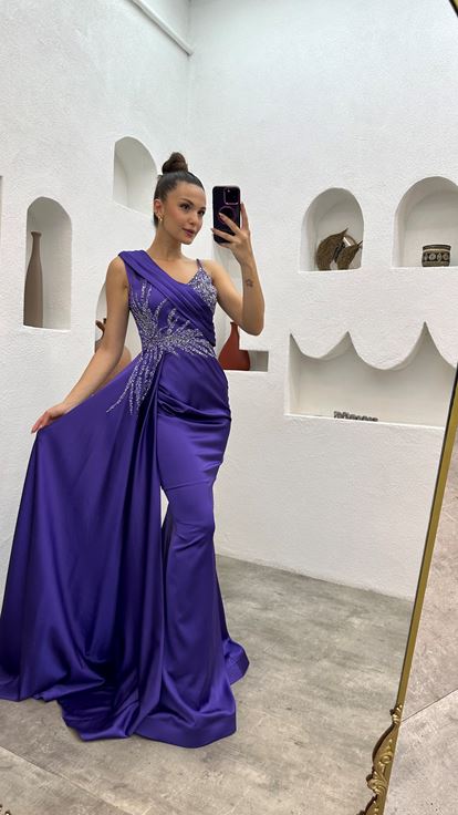 فستان سهرة ساتان بتصميم مطرز بكتف واحد أرجواني