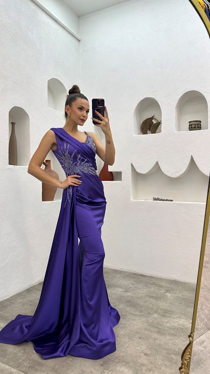 فستان سهرة ساتان بتصميم مطرز بكتف واحد أرجواني