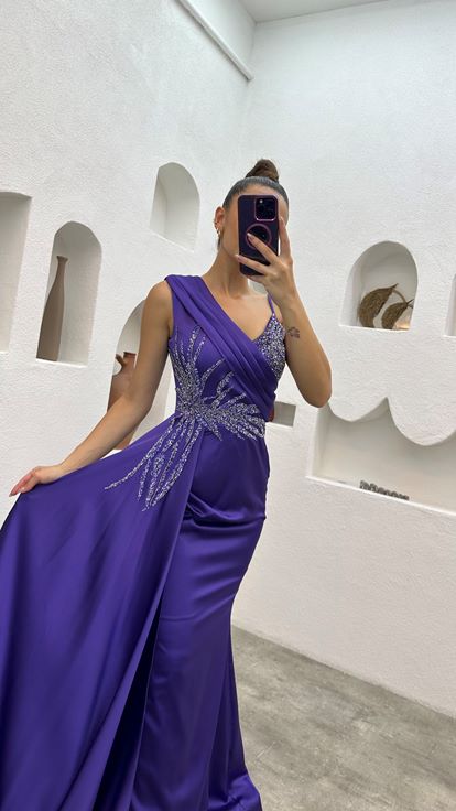 فستان سهرة ساتان بتصميم مطرز بكتف واحد أرجواني